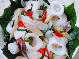 Mực lá hấp lá tía tô