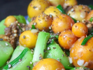 Trứng non xào mướp