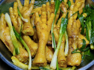 Chân gà hấp hành